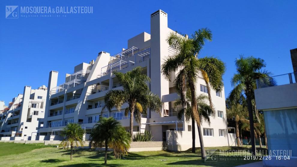 4 AMBIENTES EN VENTA. EXPANSION A BALCON CORRIDO A LAGUNA. 2 COCHERAS