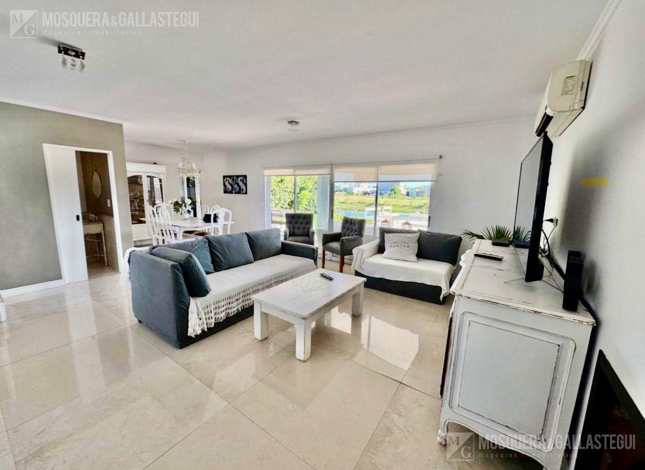 Disponible en temporada. Casa en San Gabriel a laguna con muelle.