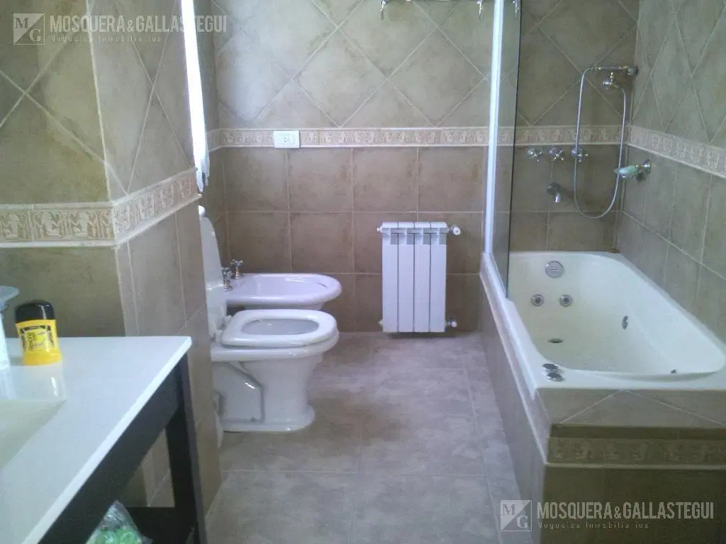 Casa a laguna , 3 dormitorios y dependencias.Venta o alquiler anual o temporal 5