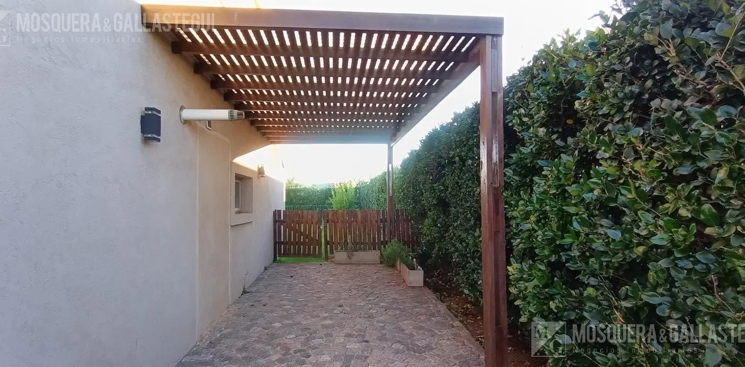 VENTA Casa en San Eduardo Pilar del Este 2