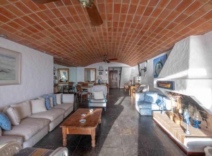 Triplex con terraza en la Punta 5