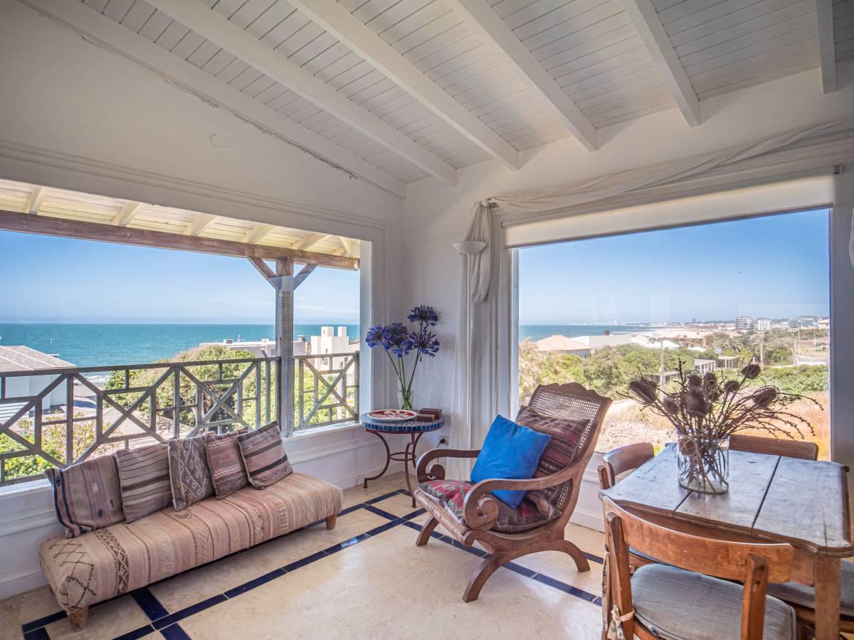 Casa con vista al mar en alquiler de 5 dormitorios en Punta Piedras