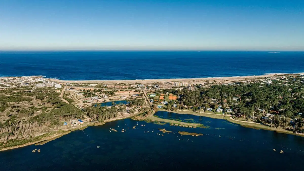 Lote en venta de 1.126 m2 sobre la costa de Laguna Blanca - Reserva Montoya 2