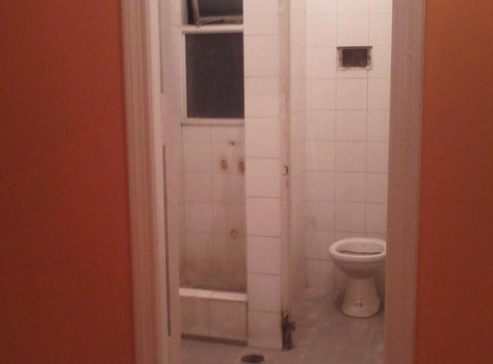 Edificio en block, local en planta baja  +   hostel 3 plantas 5