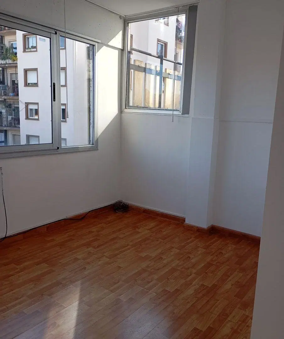 3 plantas en moderno edificio, parece una casa o PH 4