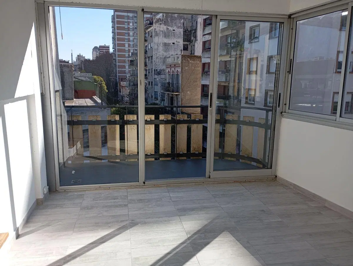 3 plantas en moderno edificio, parece una casa o PH 2