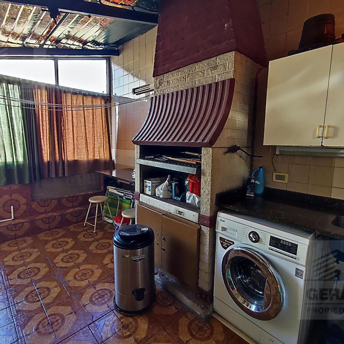 Casa con Cochera en Parque Chacabuco 3