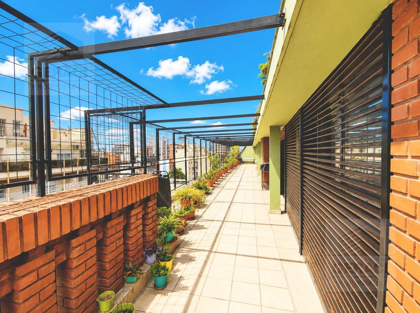Foto de Amplio piso de categoría con balcón terraza y dos cocheras cubierta en, imagen 3