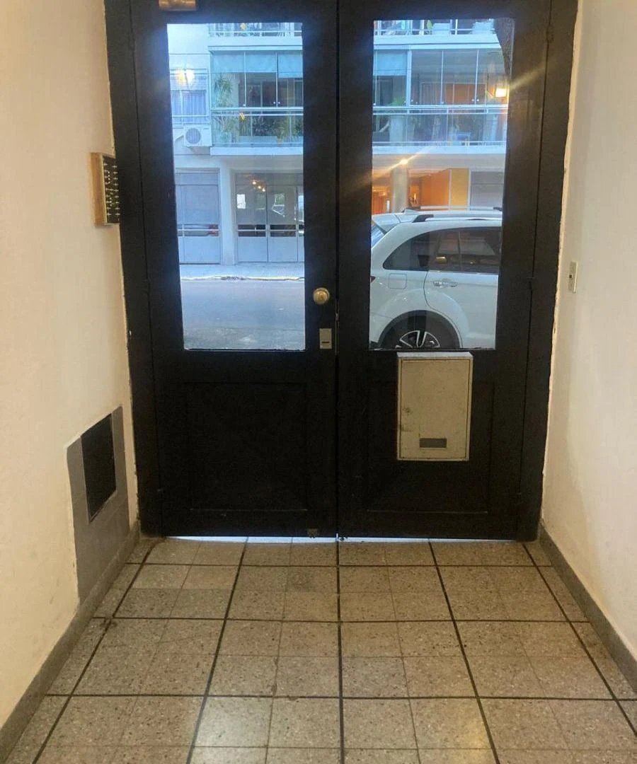 SE VENDE 3 AMBIENTES EN SALGUERO Y CHARCAS . FRENTE 55 METROS x ESCALERA. U$S 110.000