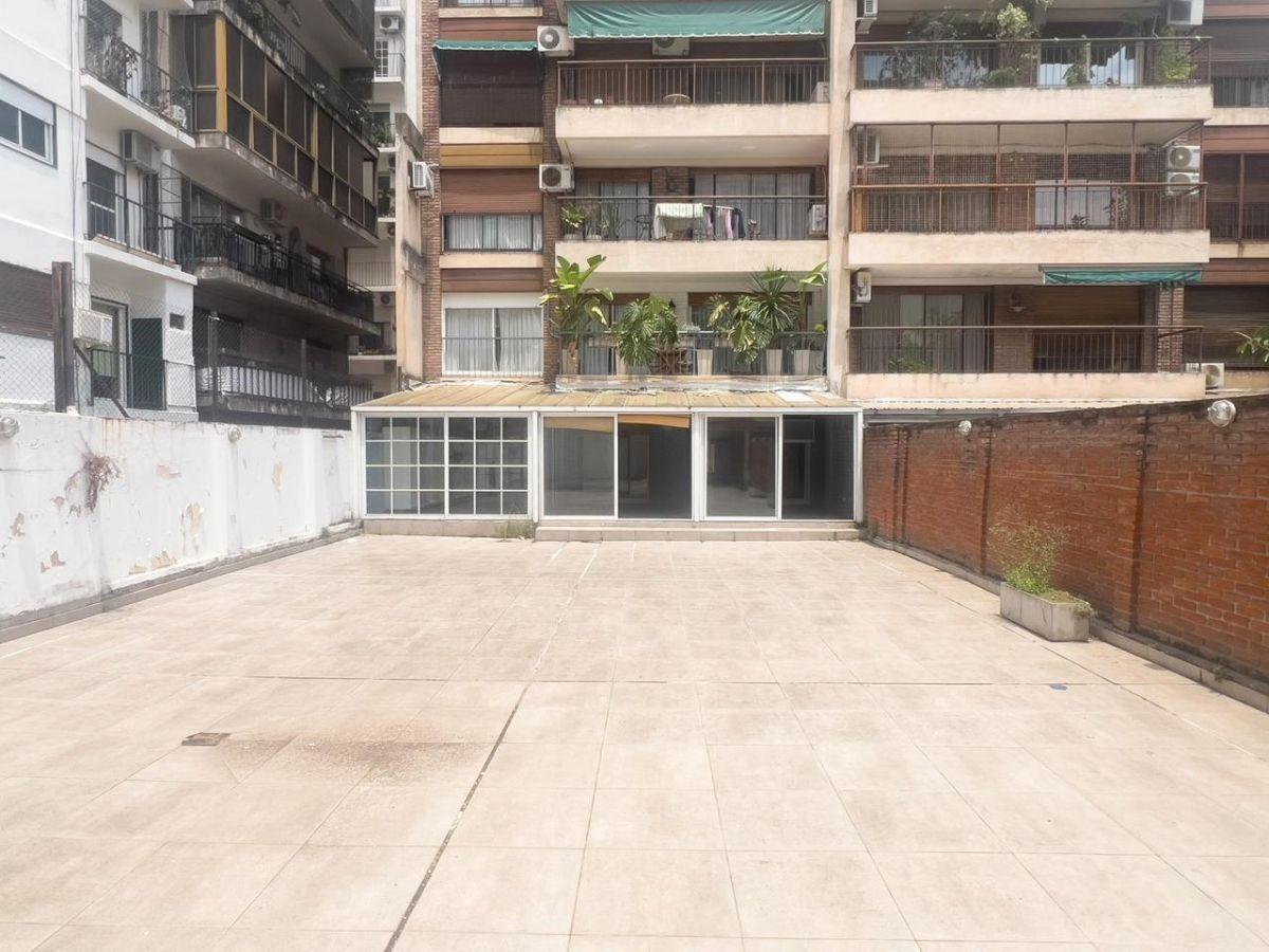 Foto de DIVINO DEPARTAMENTO CON PATIO TERRAZA PROPIA Y COCHERA. 320 M . U$S, imagen 2