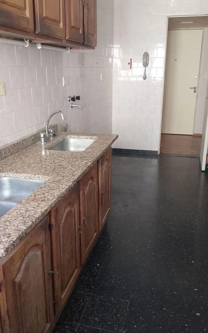OPORTUNIDAD!!! 3 AMB CONTRAFRENTE BALCON. MUY LUMINOSO. 62 METROS APTO PROF.SEG 24 HS. U$S 89.000 5