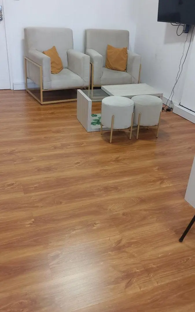 SE VENDE HERMOSA OFICINA AL FRENTE. RECICLADA MUY LUMINOSA CON RENTA U$S 43.000 3