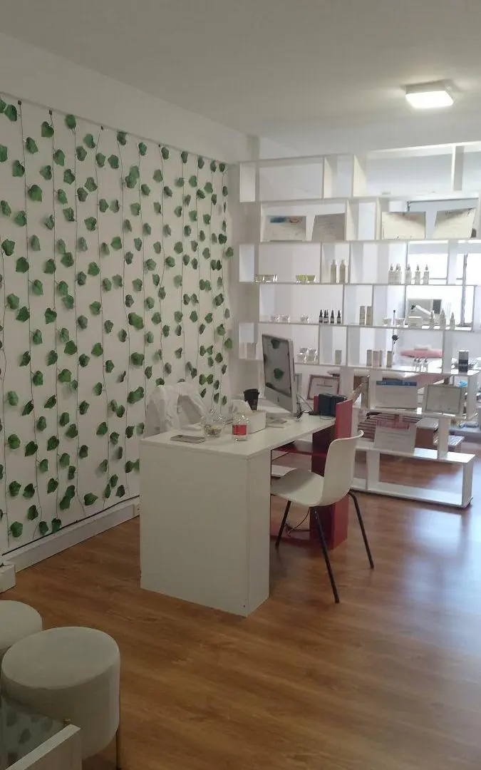 SE VENDE HERMOSA OFICINA AL FRENTE. RECICLADA MUY LUMINOSA CON RENTA U$S 43.000 2