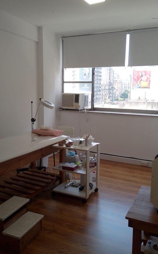 Foto de SE VENDE HERMOSA OFICINA AL FRENTE. RECICLADA MUY LUMINOSA CON RENTA, imagen 1