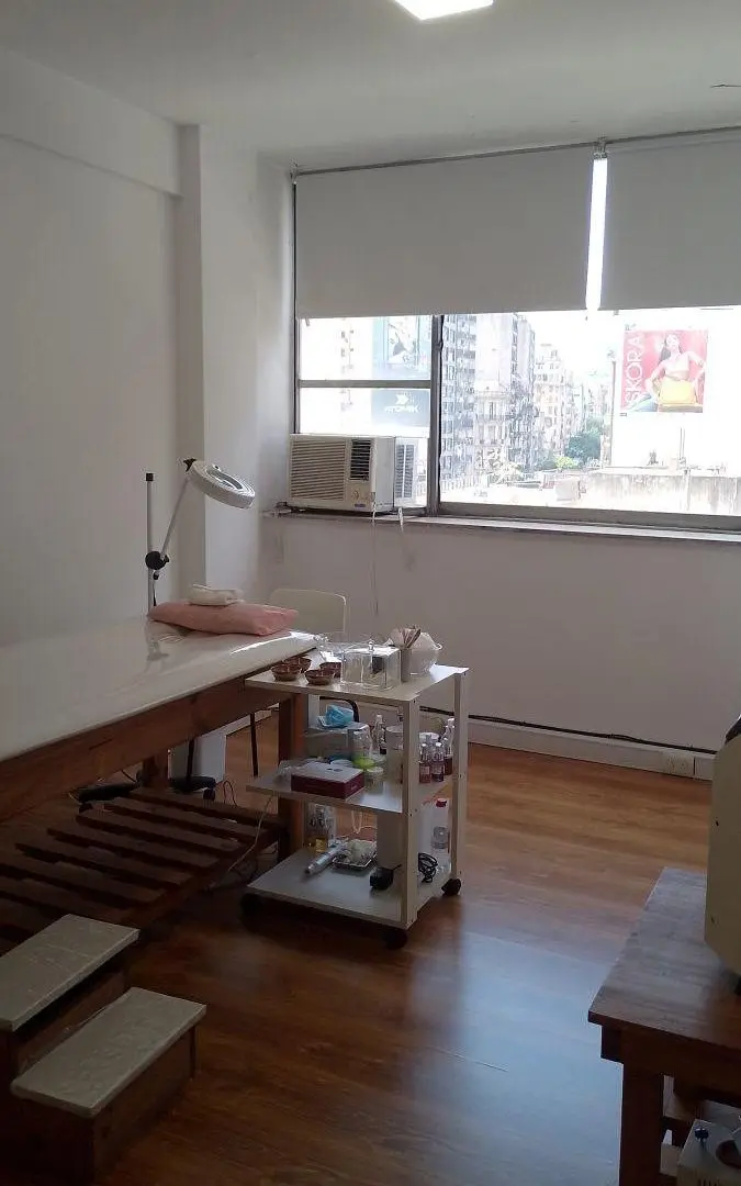 SE VENDE HERMOSA OFICINA AL FRENTE. RECICLADA MUY LUMINOSA CON RENTA U$S 43.000 1