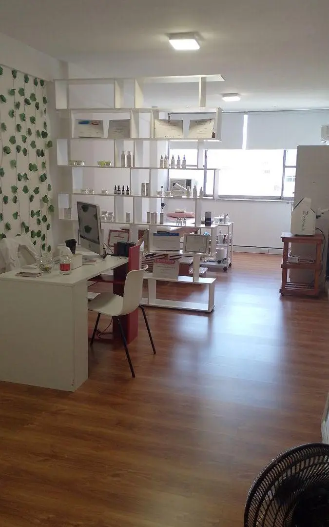 SE VENDE HERMOSA OFICINA AL FRENTE. RECICLADA MUY LUMINOSA CON RENTA U$S 43.000 5