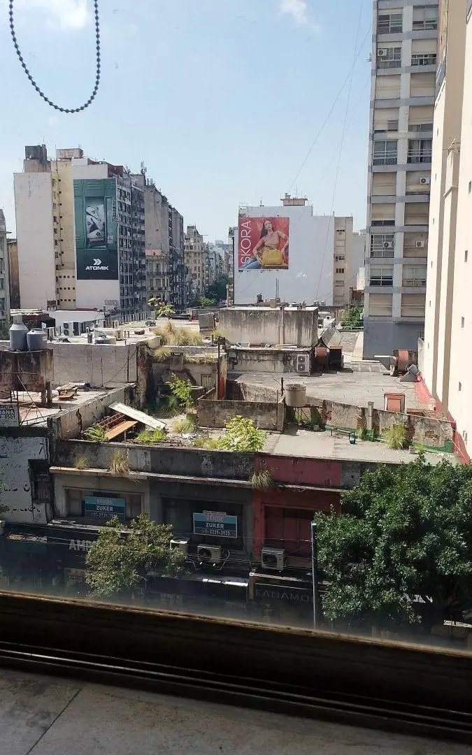 SE VENDE HERMOSA OFICINA AL FRENTE. RECICLADA MUY LUMINOSA CON RENTA U$S 43.000 6