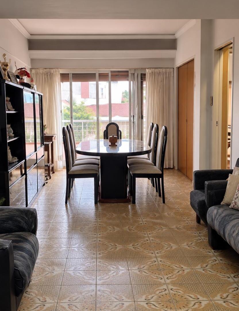 Foto de VÉLEZ SARSFIELD | CASA 4 DORM. | JARDÍN + QUINCHO | GARAGE 3 AUTOS, imagen 4