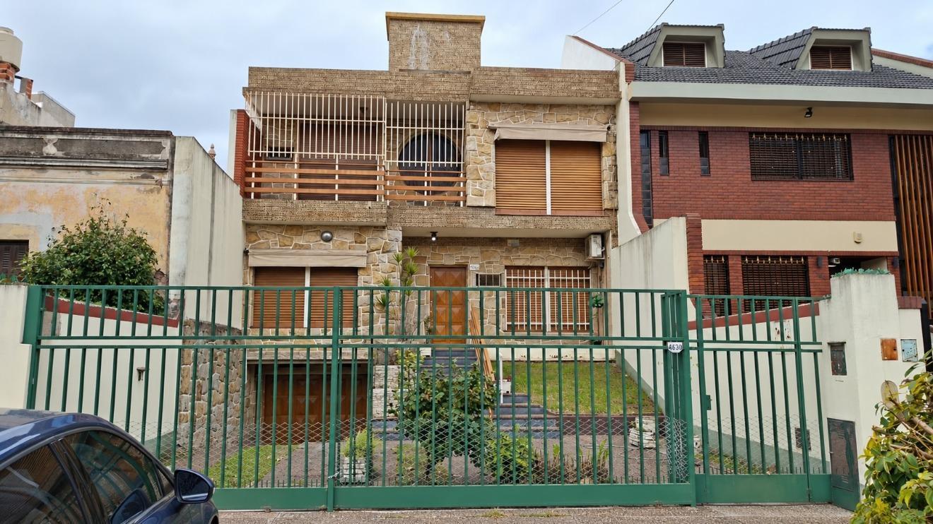 Foto de VÉLEZ SARSFIELD | CASA 4 DORM. | JARDÍN + QUINCHO | GARAGE 3 AUTOS, imagen 1