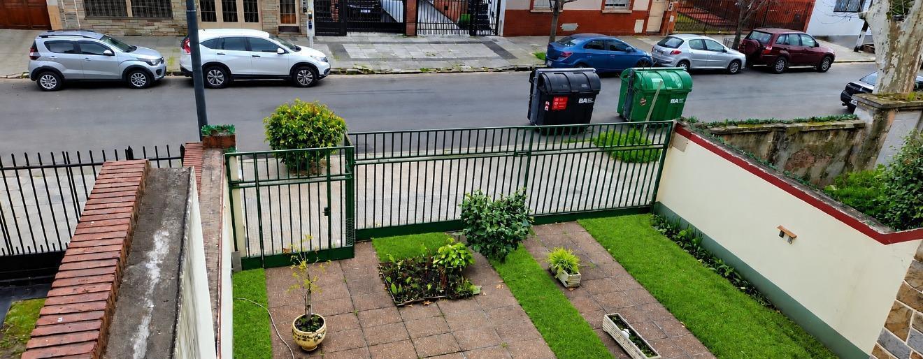 Foto de VÉLEZ SARSFIELD | CASA 4 DORM. | JARDÍN + QUINCHO | GARAGE 3 AUTOS, imagen 2