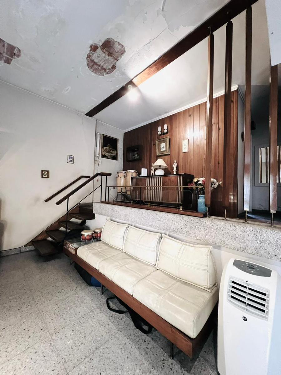 Venta PH a Reciclar de 5 Ambientes con Terraza, Patio y Cochera 2