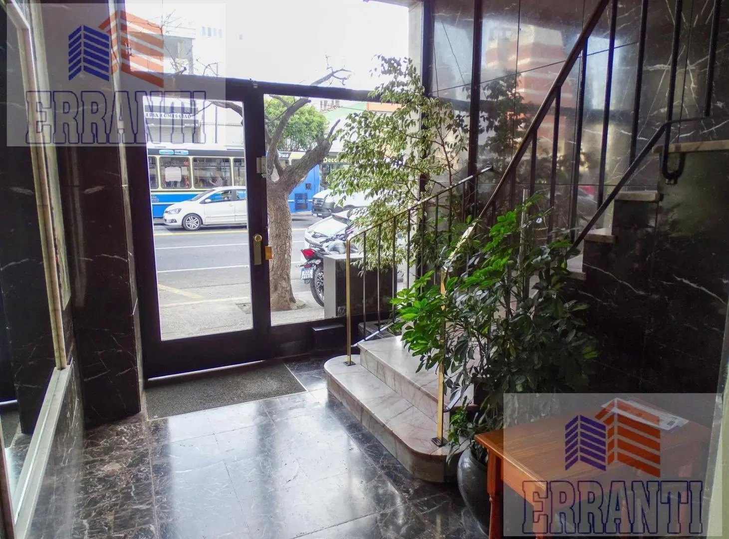 Departamento en venta oportunidad, zona Flores 5