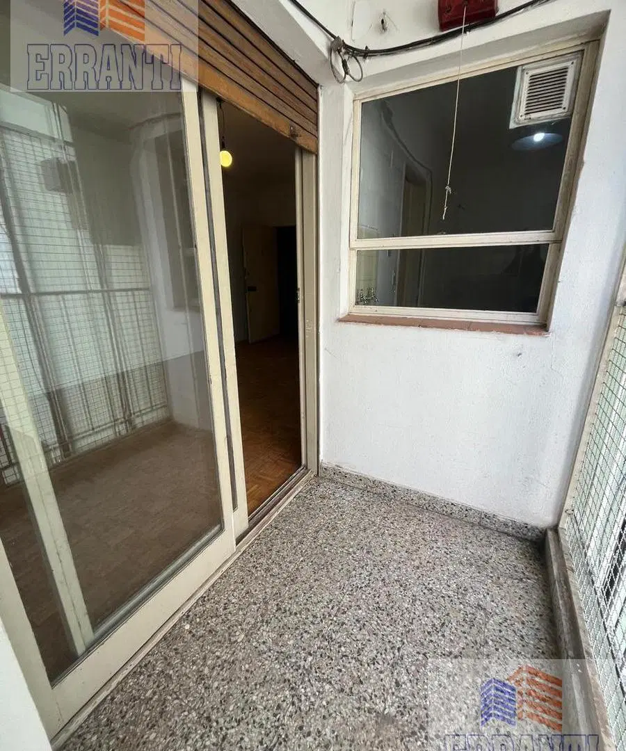 venta amplio departamento 2 amb con balcón 3