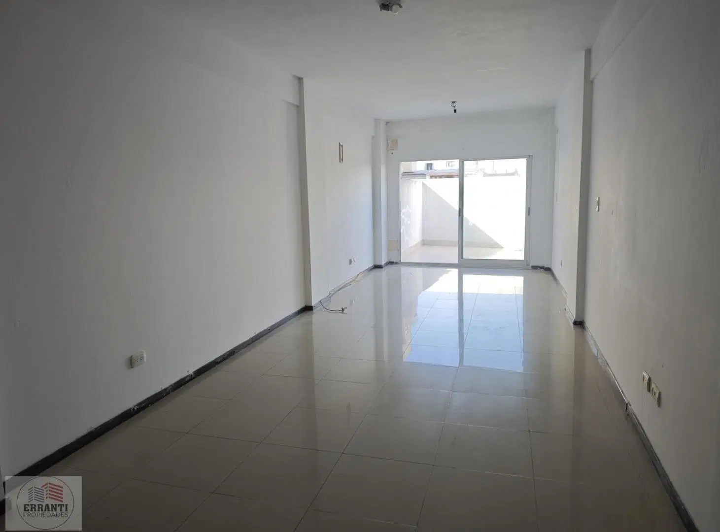 alquiler mono ambiente con patio en Flores 5
