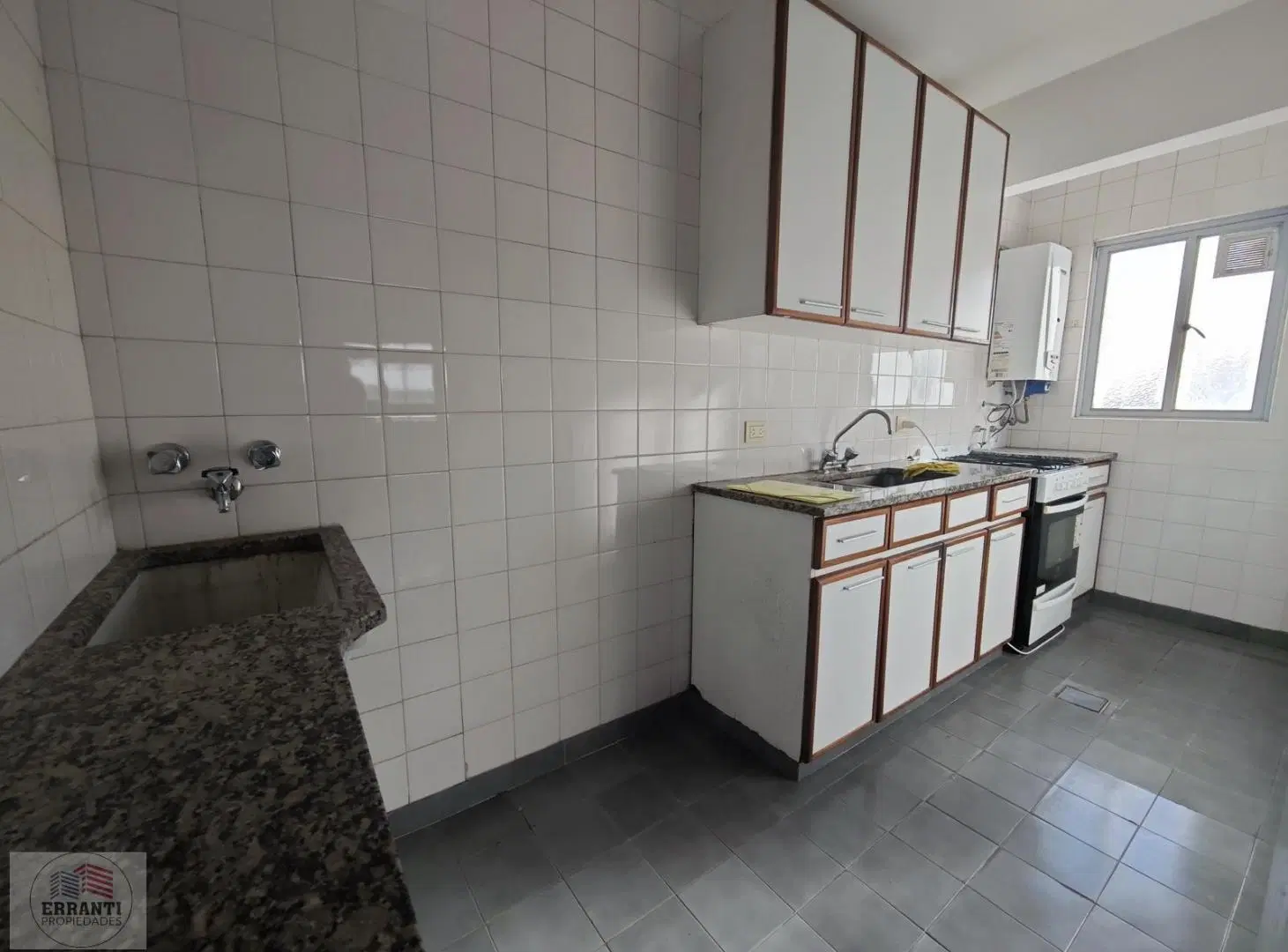 Venta 2 ambientes con cochera en Flores 3