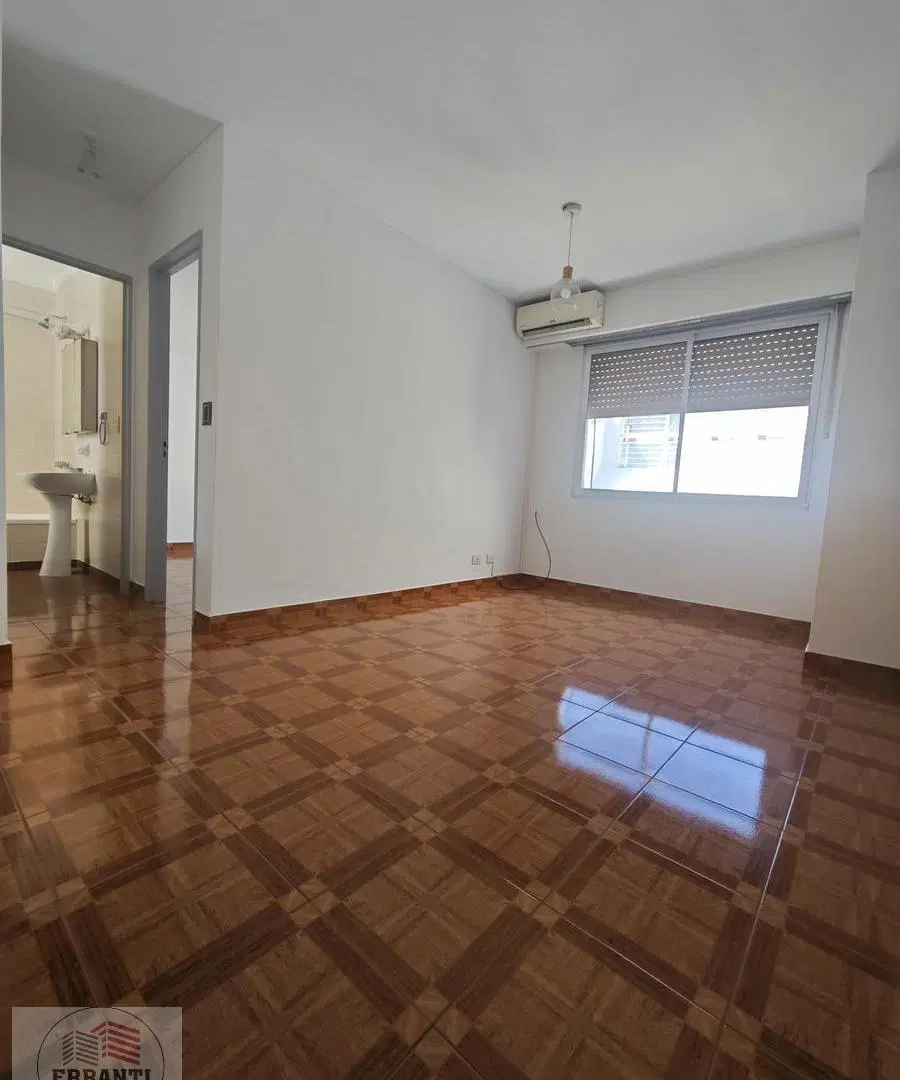 Venta 2 ambientes con cochera en Flores 5