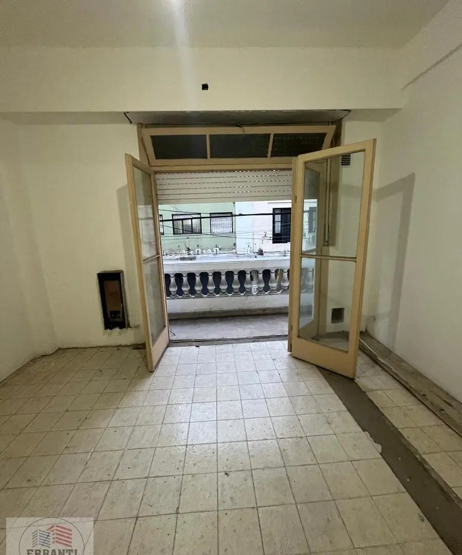 Venta 3 ambientes con dependencia y patio 1