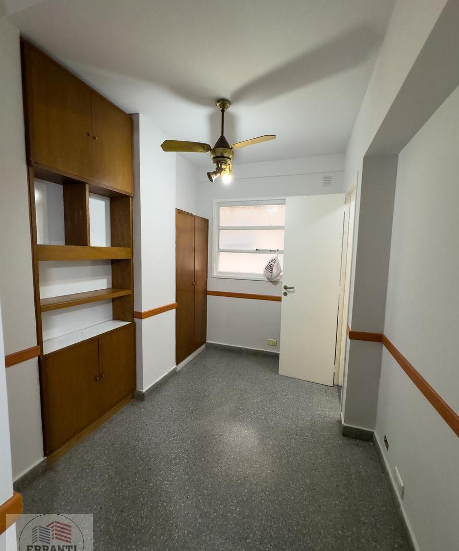 Foto de venta 4 ambeintes con dependencia en Flores, imagen 1
