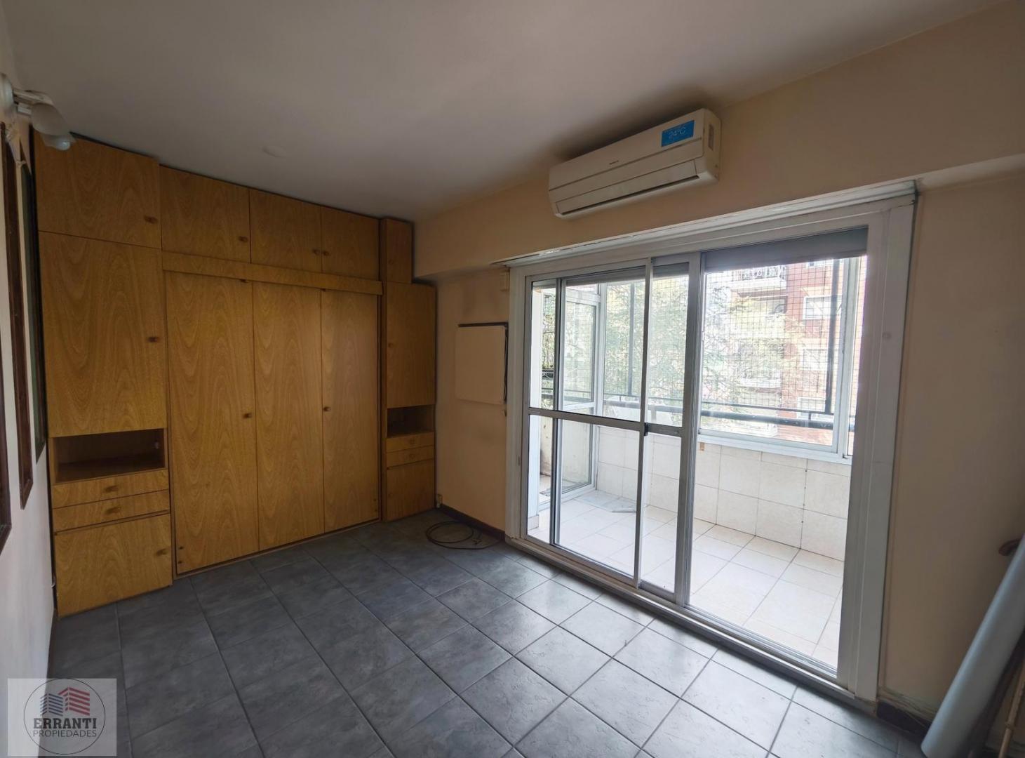 Foto de Monoambiente dividido con balcón cerrado y vista abierta, imagen 4