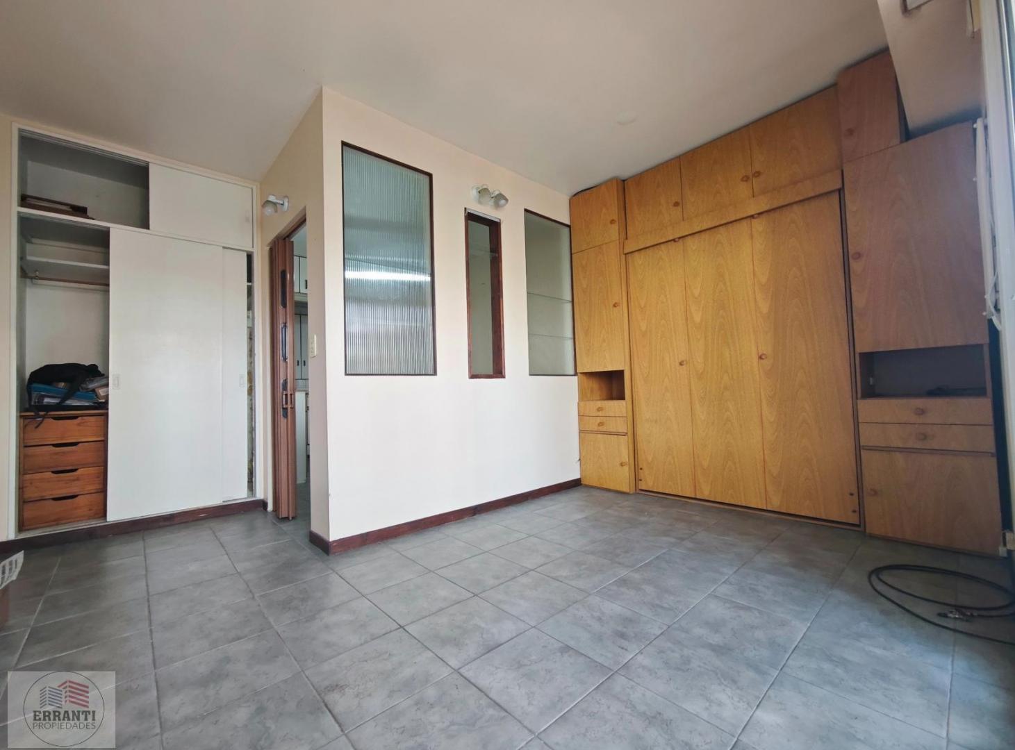 Foto de Monoambiente dividido con balcón cerrado y vista abierta, imagen 1