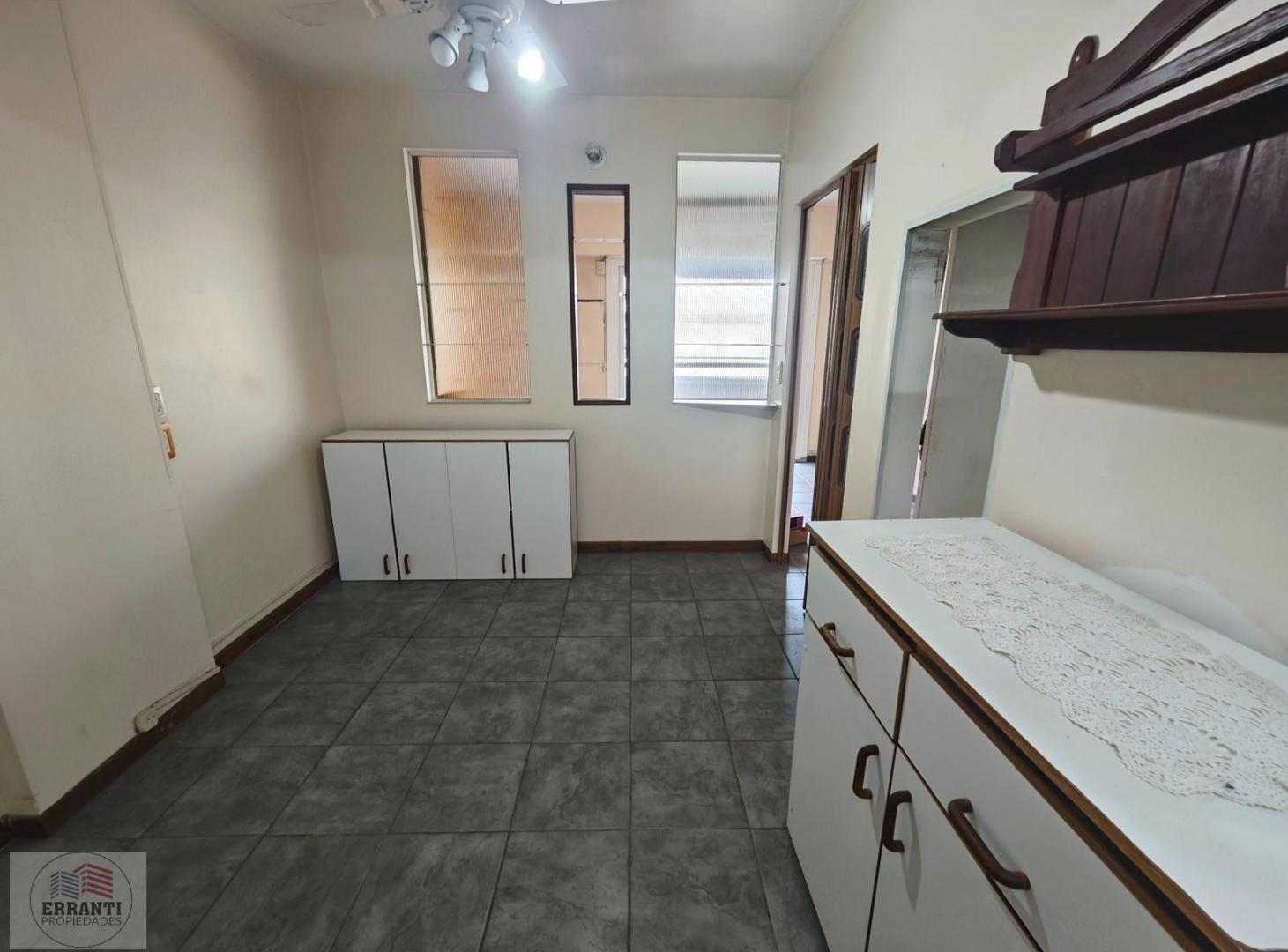 Foto de Monoambiente dividido con balcón cerrado y vista abierta, imagen 2
