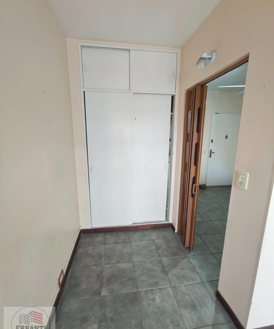 Foto de Monoambiente dividido con balcón cerrado y vista abierta, imagen 5
