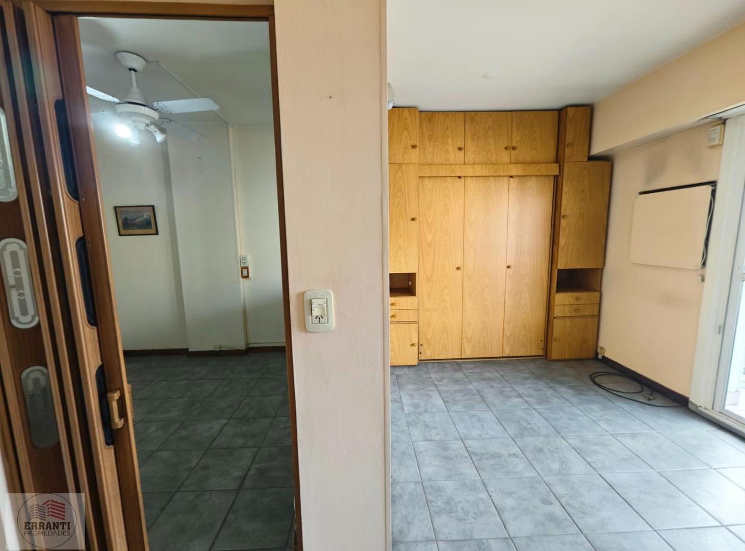 Foto de Monoambiente dividido con balcón cerrado y vista abierta, imagen 3