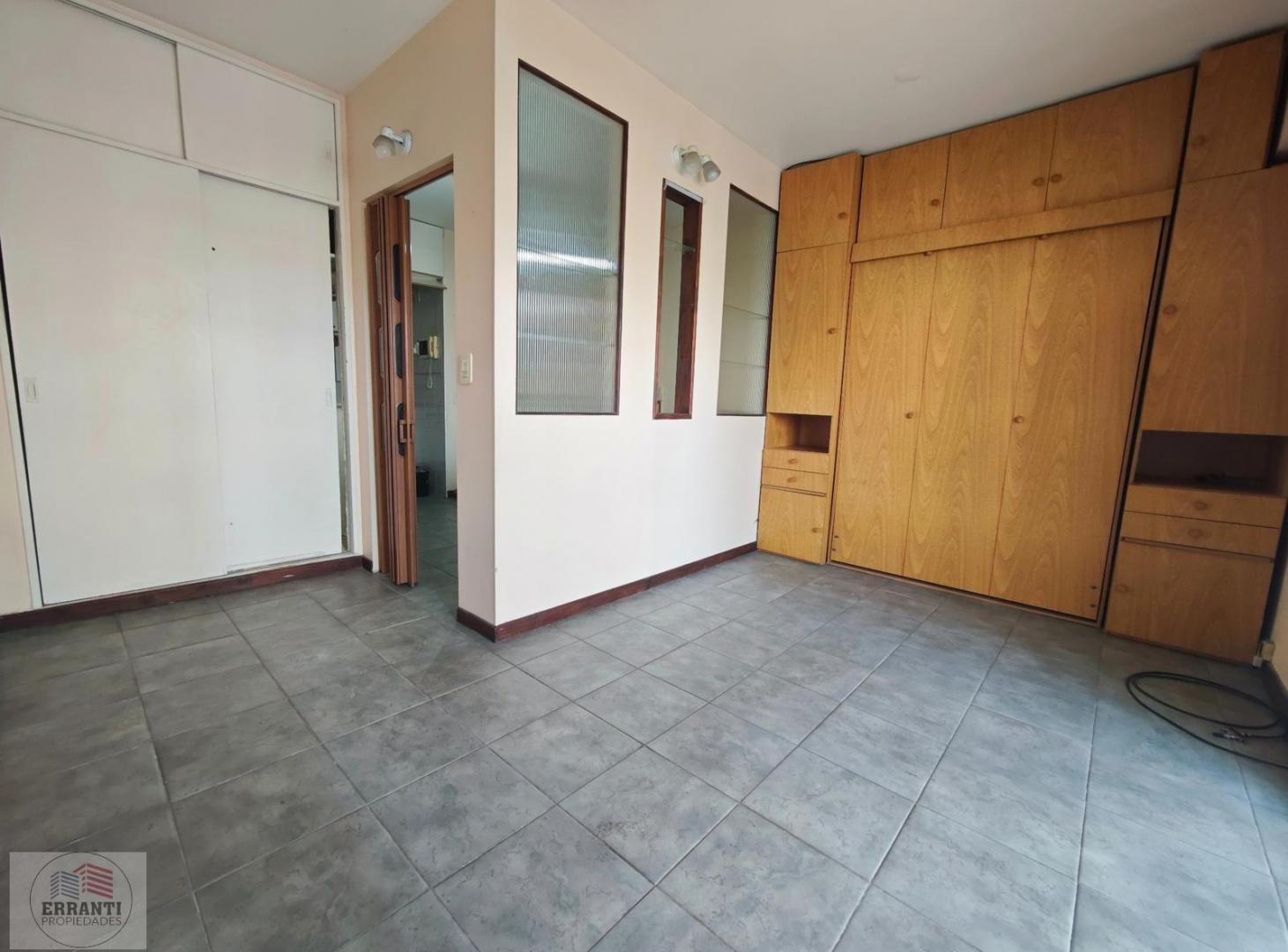 Foto de Monoambiente dividido con balcón cerrado y vista abierta, imagen 4
