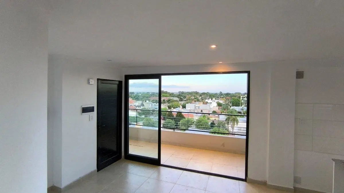 Se alquila departamento de 2 dormitorios sobre Av. 4