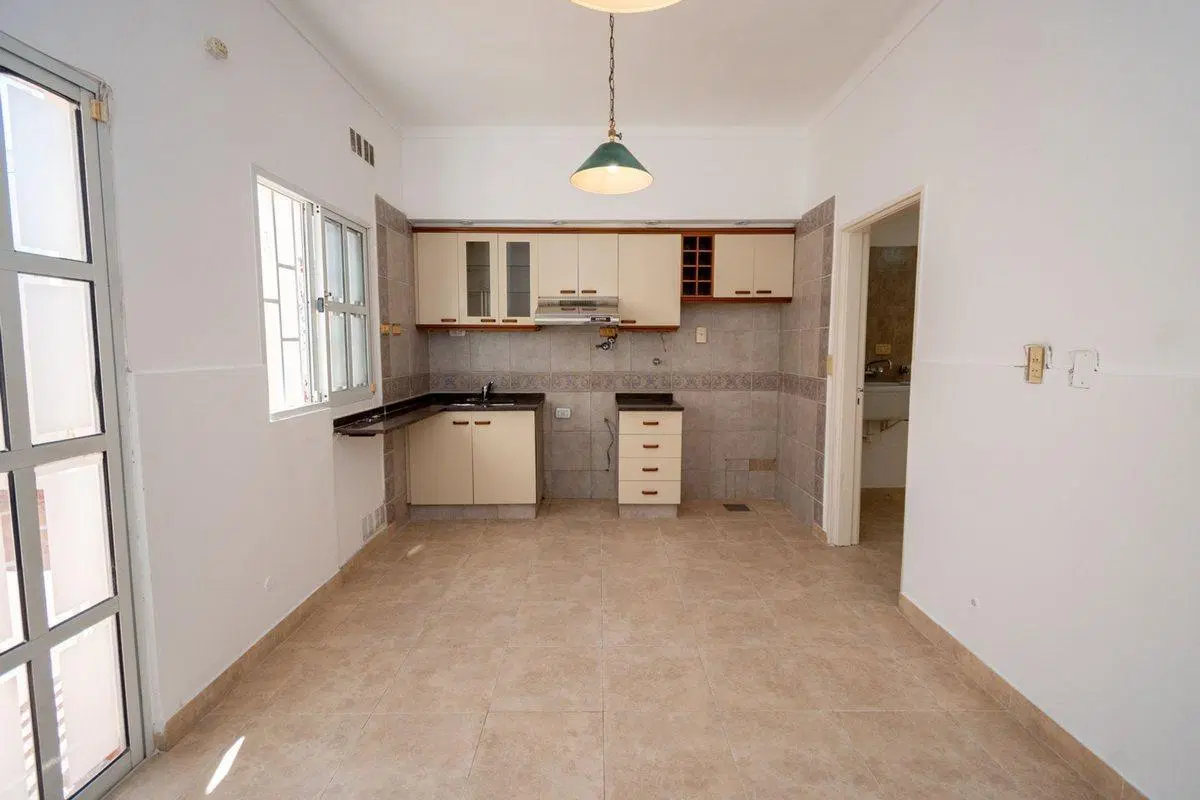 Venta casa 2 dormitorios cochera y patio. 2