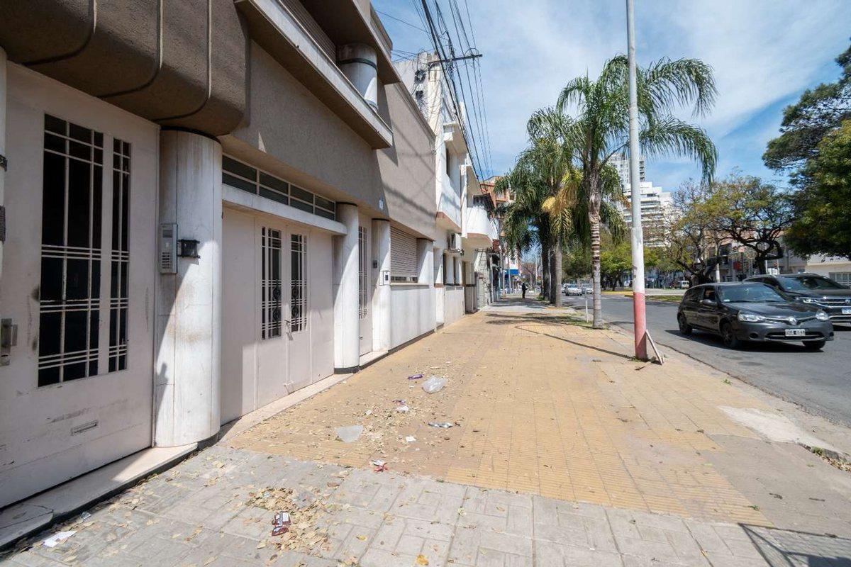 VENTA INTERNO DOS DORM C PATIO SOBRE AV PROX A BV