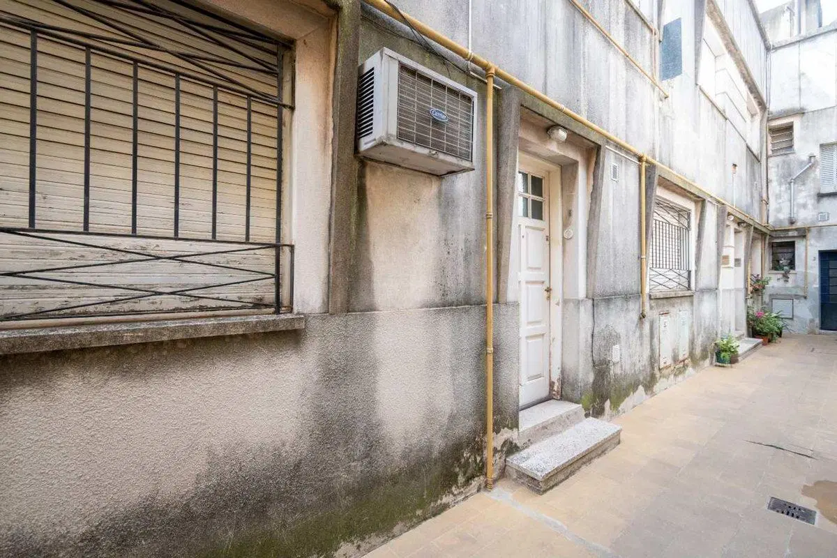 VENTA INTERNO DOS DORM C PATIO SOBRE AV PROX A BV 3