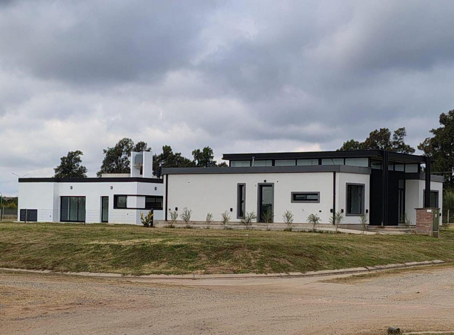 REMAX VENDE CASA A ESTRENAR EN SOLARES DE PAUCKE