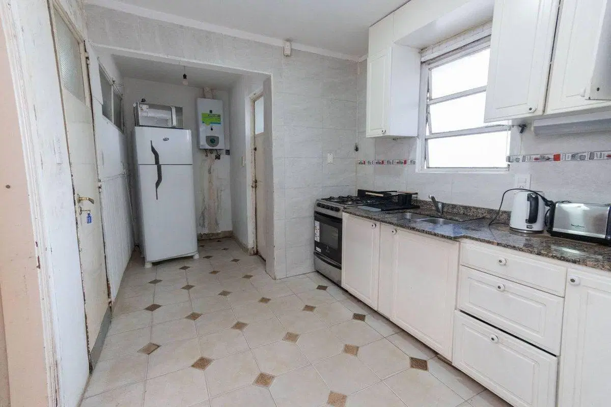 DOS CASAS EN UNA - A MTS DE AV LOPEZ Y PLANES 2