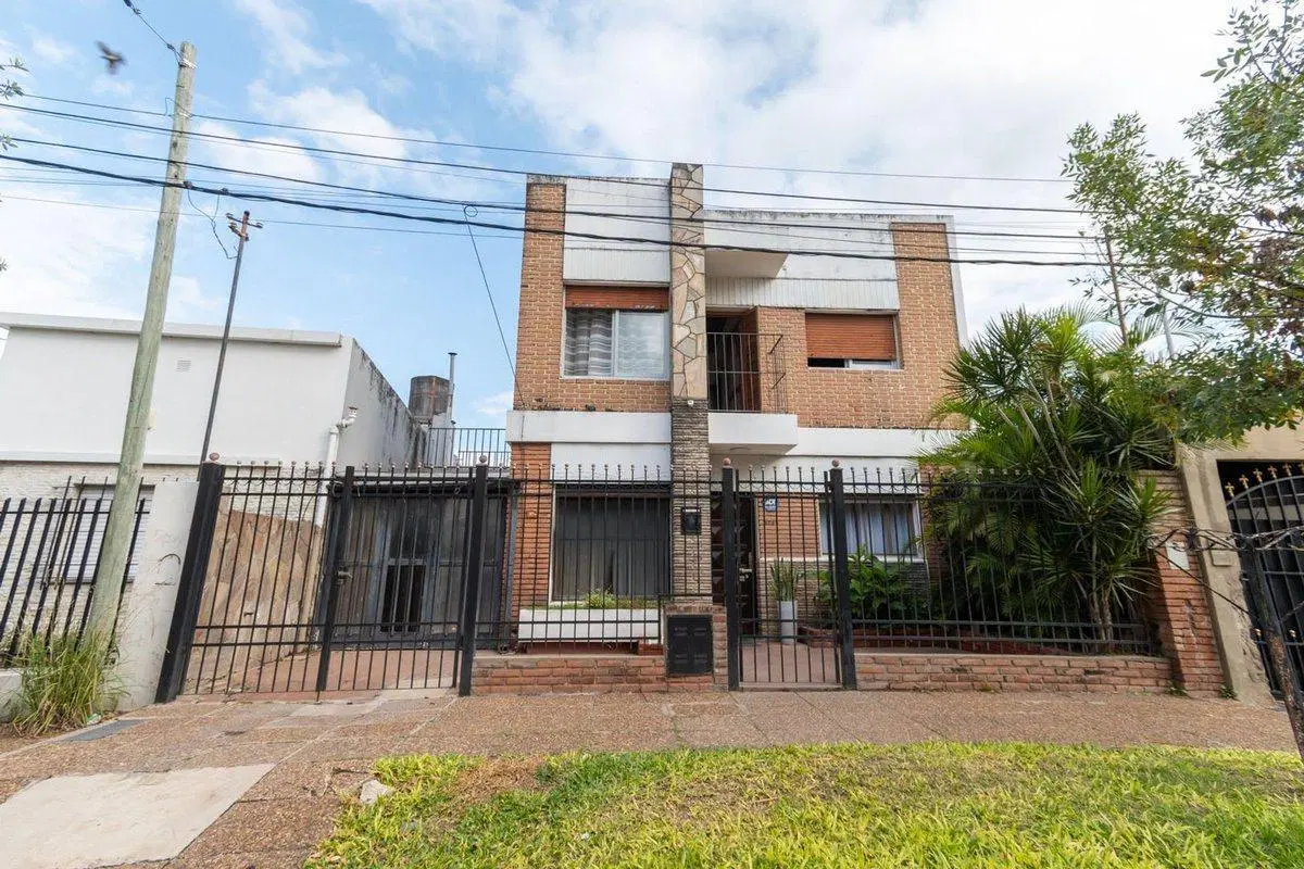 DOS CASAS EN UNA - A MTS DE AV LOPEZ Y PLANES 5