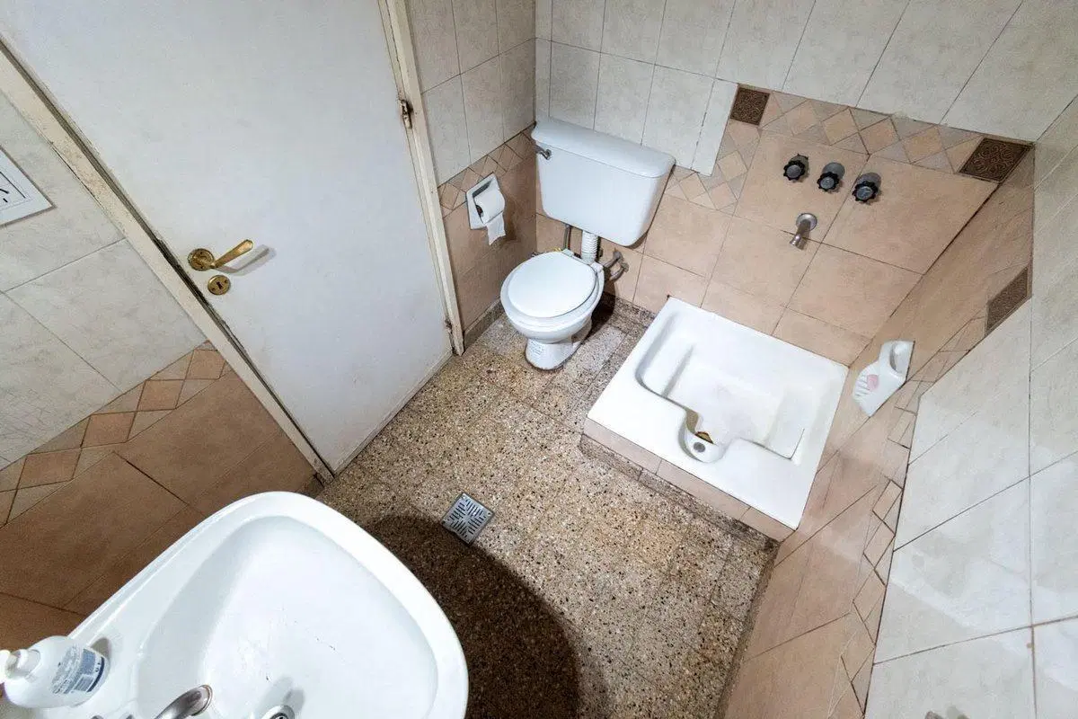 DOS CASAS EN UNA - A MTS DE AV LOPEZ Y PLANES 3