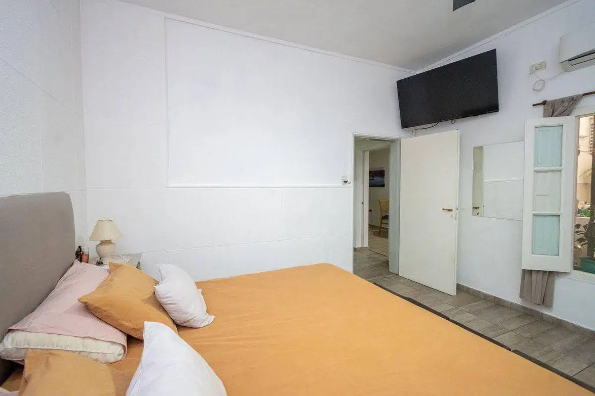 Venta Casa 2 Dormit., cochera en Sargento Cabral 5