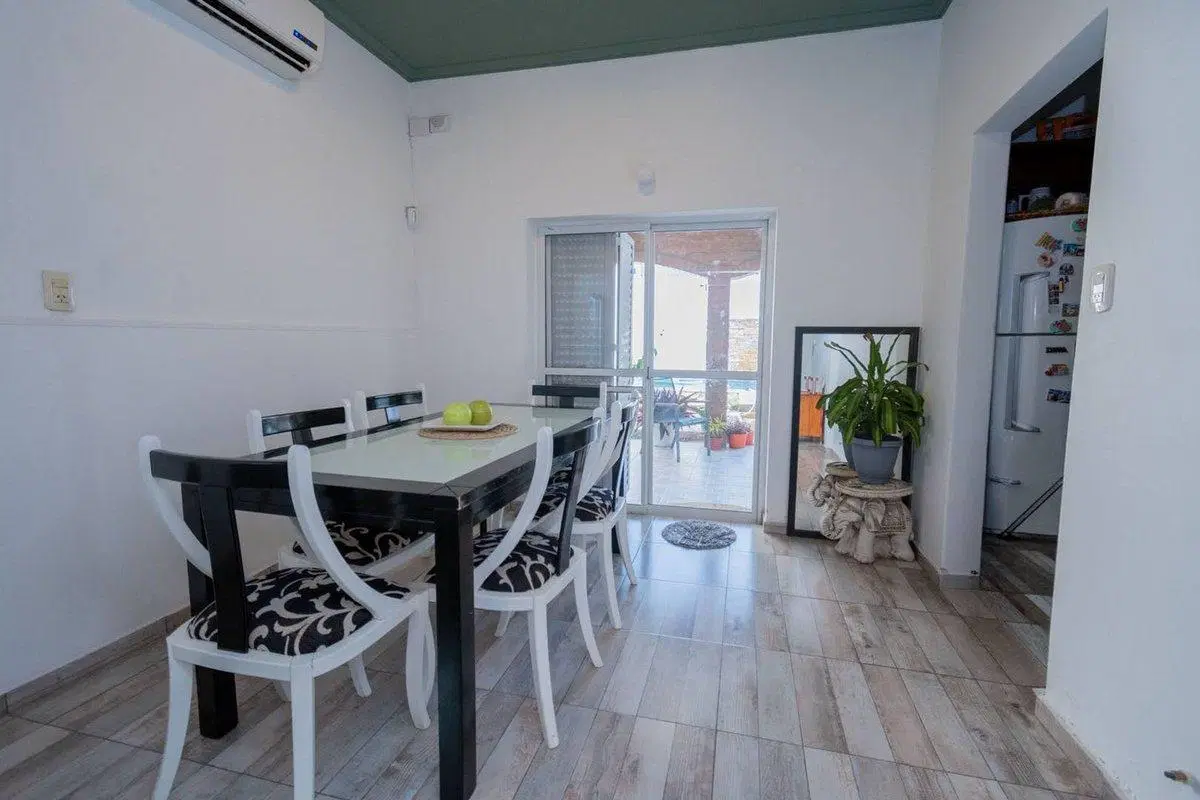 Venta CASA CON PILETA EXCELENTE UBICACION 2