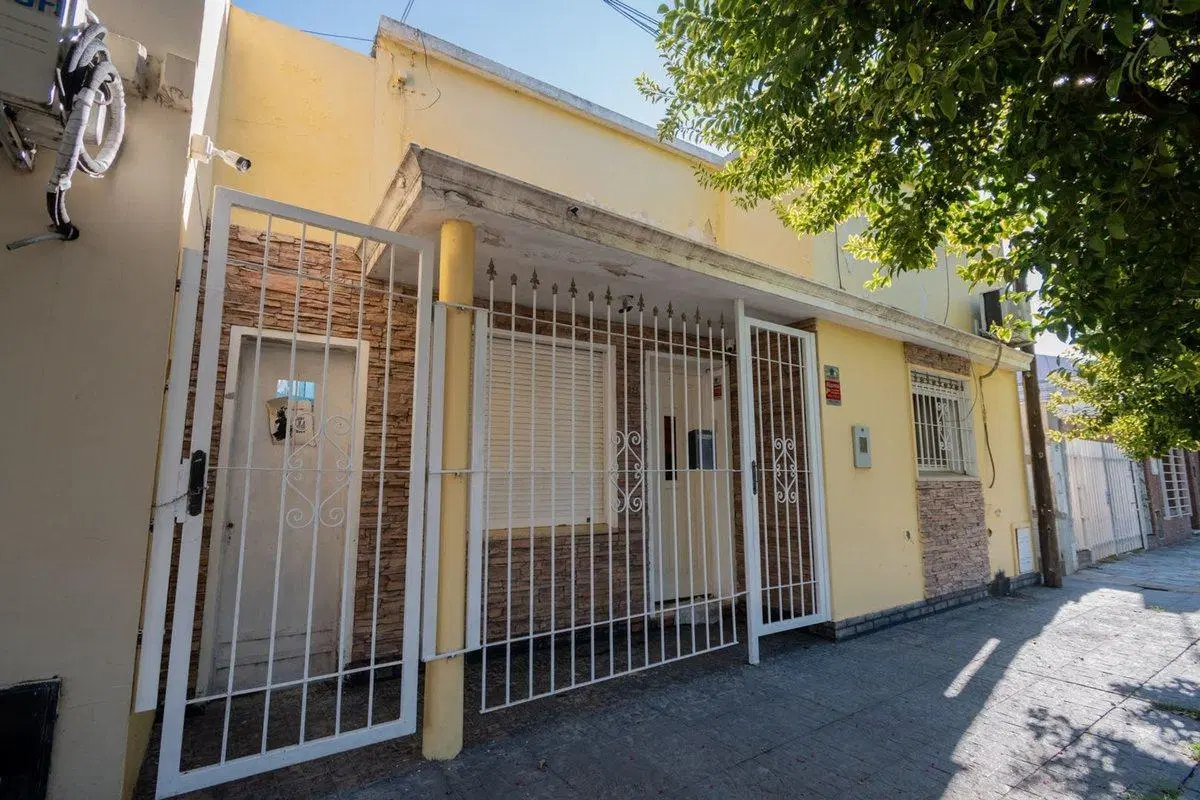 Venta CASA CON PILETA EXCELENTE UBICACION 3