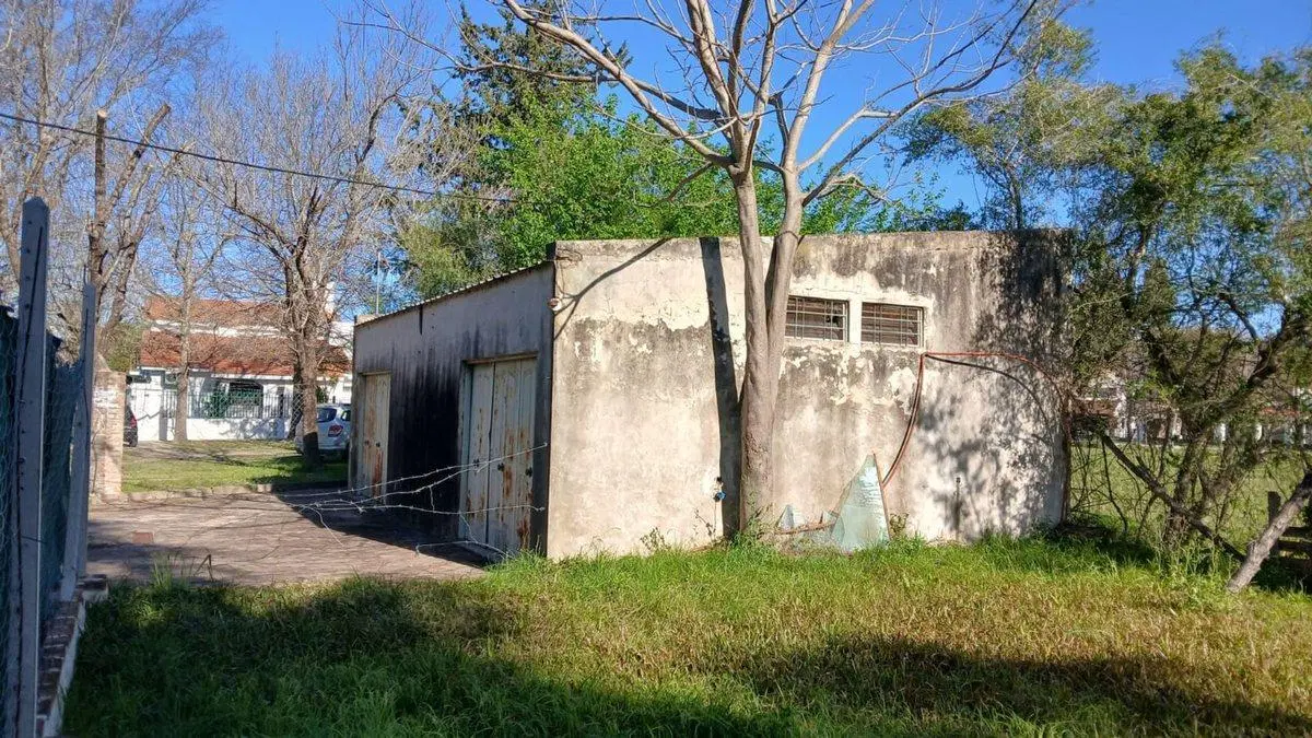 Galpón con dormitorio y fosa. 4